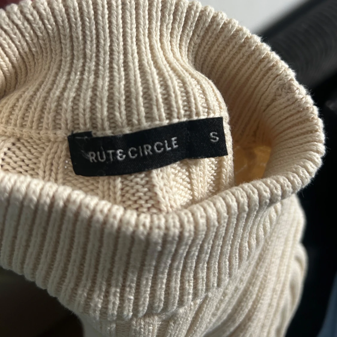 Beige ribbad polotröja från Rut&Circle - 2