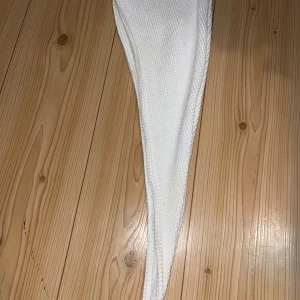 Hiuspyyhe/ turbaani - Ihana valkoinen vohvelikankainen hiuspyyhe. Jäänyt käyttämättä, kerran kuivattu hiukset.  Kissatalous MMM, lisätietoja saa kysymällä Katsothan myös muut ilmoitukseni Mikäli hinta ei miellytä tarjoa rohkeasti