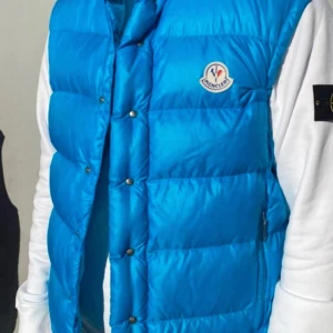 Moncler grenoble 90-tals väst - Säljer en snygg blå dunväst från Moncler. Västen har knappar och dragkedjor på fickorna, perfekt för kyligare dagar. Den ikoniska Moncler-loggan pryder bröstet. Passar bra för en stilren look., har lite defekter men annars är den helt perfekt.