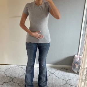 Grå t-shirt från Intimissimi - Säljer en stilren grå t-shirt från Intimissimi i mjuk Supima bomull. Använd få gånger och är i fint skick.