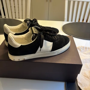 Valentino flycrew - Säljer nu mina Flycrews för 2999 (nypris 7000) använd ett fåtal gånger och är oerhört fräscha näst intil nyskick, Storlek 40 men passar 41 utmärkt. Dustbag och låda ingår. Hör av er vid frågor🤙