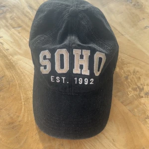 Svart keps med SOHO-tryck - Svart keps från H&M, använd fåtal gånger men inget är sönder❤️❤️