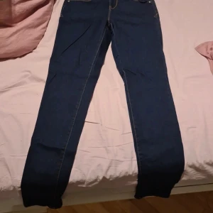 Högmidjade mörkblåa jeans storlek XS - Högmidjade mörkblåa jeans. Knappar och blixtlås upptill och fickor fram och bak. Endast testade Str 5 (passar även S)  #storlekxs #wilmabooksstorleks