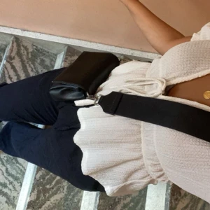 Vit top/blus gina - Använd en gång, jätte skönt material. XXS men passas XS och S med. 