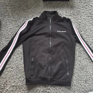 Svart track jacket från Supply & Demand - Svart supply and demand tröja storlek m