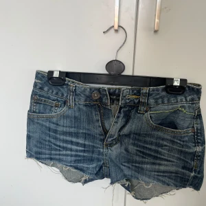 Blå lågmidjade jeansshorts  - Snygga blå jeansshorts från F&S Jeans. Perfekta för varma dagar och en avslappnad stil. Sälger pågrund av att de är lite stora. Skriv vid frågor💕