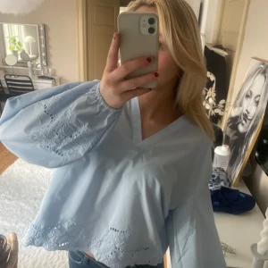 Blå blus med mönster  - Så fin blus med fina detaljer  