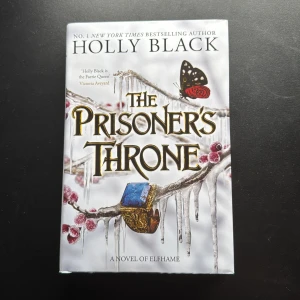 The Prisoner's Throne - Säljer The Prisoner’s Throne av Holly Black — inbunden (hardback) och på engelska. Det är andra delen i serien som började med The Stolen Heir, och utspelar sig efter händelserna i den populära The Folk of the Air-trilogin (The Cruel Prince, The Wicked King, The Queen of Nothing). Boken är helt oläst och i nyskick invändigt. OBS! Baksidan är inte i perfekt skick (se bild), men detta beror på leveransen och inte användning. Jag har inte läst den alls, säljer bara för att jag inte gillar hardback.