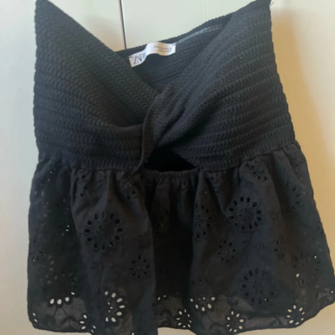 Svart croppad topp med broderade detaljer - 1