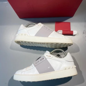 Valentino skor - Hej! Säljer nu mina skor från märket Valentino, storlek 39 bra skick, givetvis äkta. Tveka inte på att höra av dig om du har frågor eller funderingar kring skorna! 