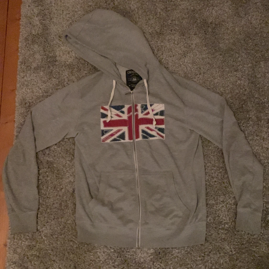 Grå hoodie med Union Jack från Crocker