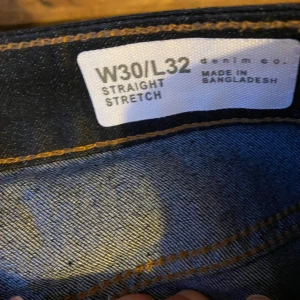 jeans - typ mörkblåa jeans använd en gång tro jag den är straight