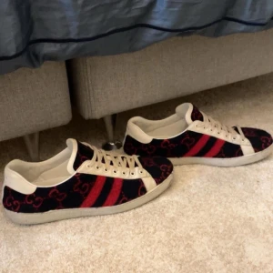 Gucci Ace Limited edition (Kvitto finns!) - (Kvitto finns!) 8,5/10 skick, lite smutsiga men inga permanenta märken, allt går att tvätta bort med vatten.