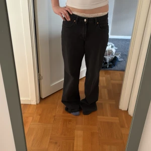 Svarta baggy jeans från Vailent - Säljer ett par svarta vailent jeans med baggy passform och klassiska fem fickor. Byxorna har melan midja  perfekt för en avslappnad men snygg look