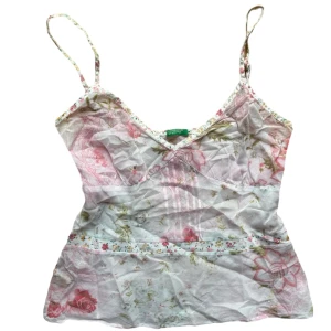 y2k vintage Blommig linnetopp - Söt och somrig linnetopp med blommigt mönster i rosa och grönt. Tillverkad i 100% bomull. Passar en S. 