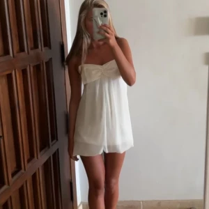 Studentklänning/skolavslutning - Säljer denna sååå snygga vita klänning perfekt till studenten eller skolavslutning💖💖🎀🎀