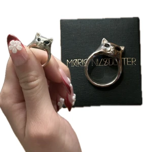 Maria Nilsdotter ring 🐱 - Ring från Maria Nilsdotter i silver med kattmotiv, inköpt i Stockholm 2022. Bra skick och sjukt snygg🌺