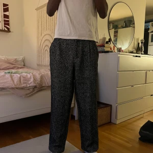 Svartavita kostymbyxor - Säljer ett par svartvita kostymbyxor med fiskbensmönster. Byxorna har normal passform och raka ben. 