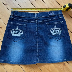 Victoria Beckham liknande jeanskjol - Köpt på vinted, midwaist med midjemåttet 40cm och 37cm lång