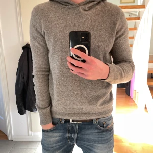 Grå kashmirhoodie från Oscar Jacobson - Säljer en supermjuk och lyxig grå hoodie i ull och kashmir från Oscar Jacobson. Tröjan har lång ärm, huva och en klassisk passform. Storlek M men passar mer som S/XS.                                      Priset är ej hugget i sten! 😊