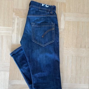 Dondup Jeans - Säljer dessa snygga, knappt användna, Jeans från Dondup. Storlek 34, men passar 33/32. Säljer pga brist av användning. Pris kan diskuteras! 