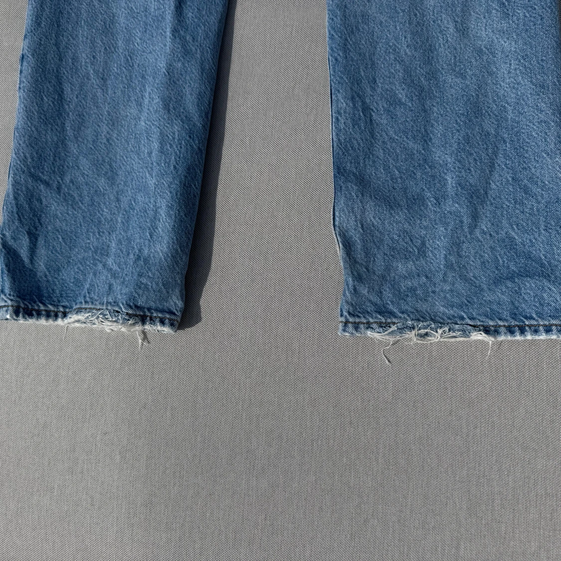 Ljusblå raka jeans med råa kanter - 3