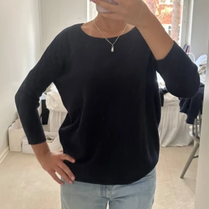 Trekvartärmad tröja  - Trekvartsärmad, marinblå, tätt stickad tröja. Inga defekter. Köp gärna via köp nu💕