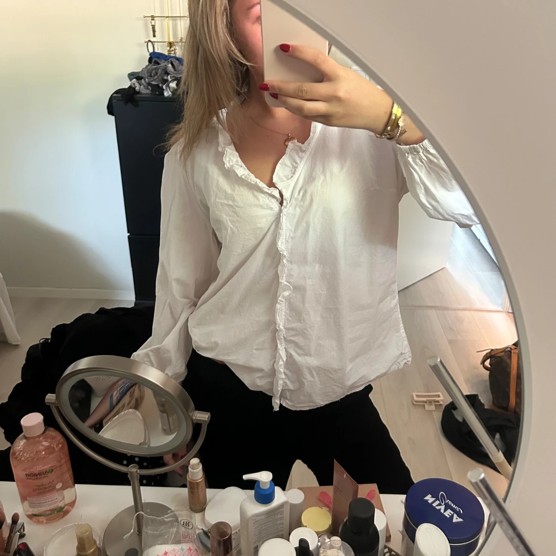 Vit blus med volangkant - 2