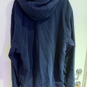 Marinblå AIK hoodie - Säljer denna AIK hoodie som är i väldigt fint skick, syns knappt att den är använd. Storlek S