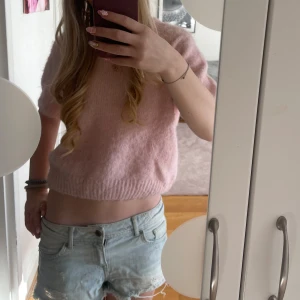 Stickad T-shirt - Stickad T-shirt från Gina! Bara använd ett fåtal gånger! den är i strl M men jag tycker att den passar som XS/S🫶