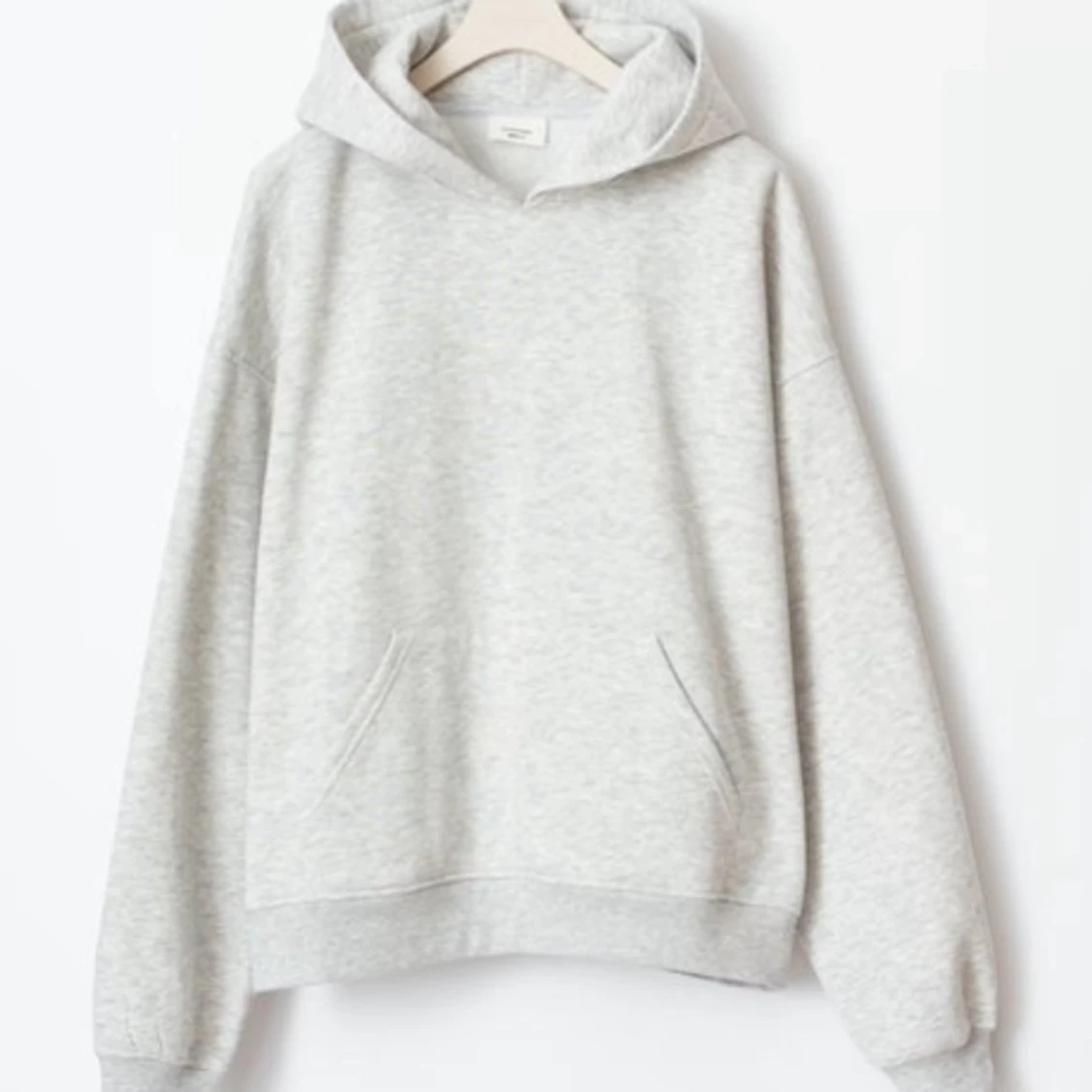 Grå hoodie