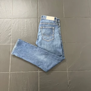 Replay jeans - Feta jeans från replay i strl 30w 30L🙌 riktigt feta och är i bra skick dessutom, OUTLET PRIS ändast 399!!