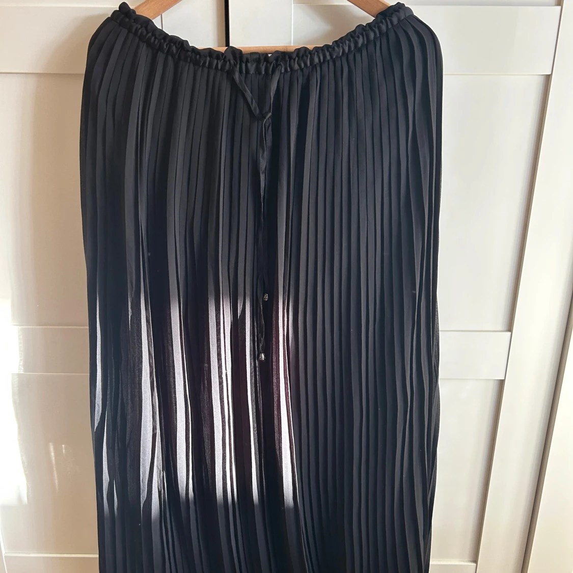 Svart plisserad långkjol