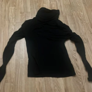 Svart polotröja - Svart långärmad polotröja med hög krage. Super skön och stretchig.