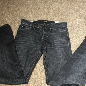 Mörkblå slim jeans Glenn - Snygga mörkblå jeans i modellen Glenn med slim fit. Har vuxit ur dessa så säljer dom. De är lite mindre i storleken men är i riktigt bra skick. Riktigt snygga.