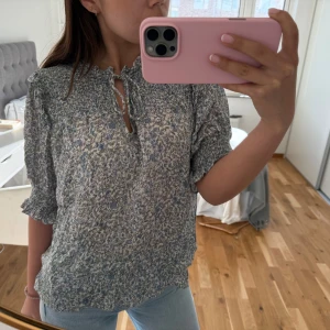 Blommig blus - Gullig blus i skönt material med fina blomdetaljer. Passar mig som vanligtvis använder S, men är storlek M