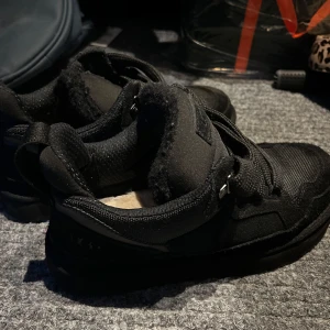 UGG Lowmel - Säljer ett par svarta UGG Lowmels, varsamt använda säljer billigt då vintern är över. Köpta på merchsweden, Bara att höra av sig vid fundering . Pris kan diskuteras vid snabb affär!