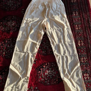 Linne byxor, A days march - Skrinkliga på bild men går bort med en strykning, Super bra skick, fint märke och kvalite i tyget, Köpta på A days march i stockholm