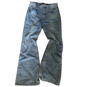 Lost tape flared Jeans - Balenci Lost tapes i snygg blå färg storlek S men passar även M, har du några frågor är det bara att fråga på