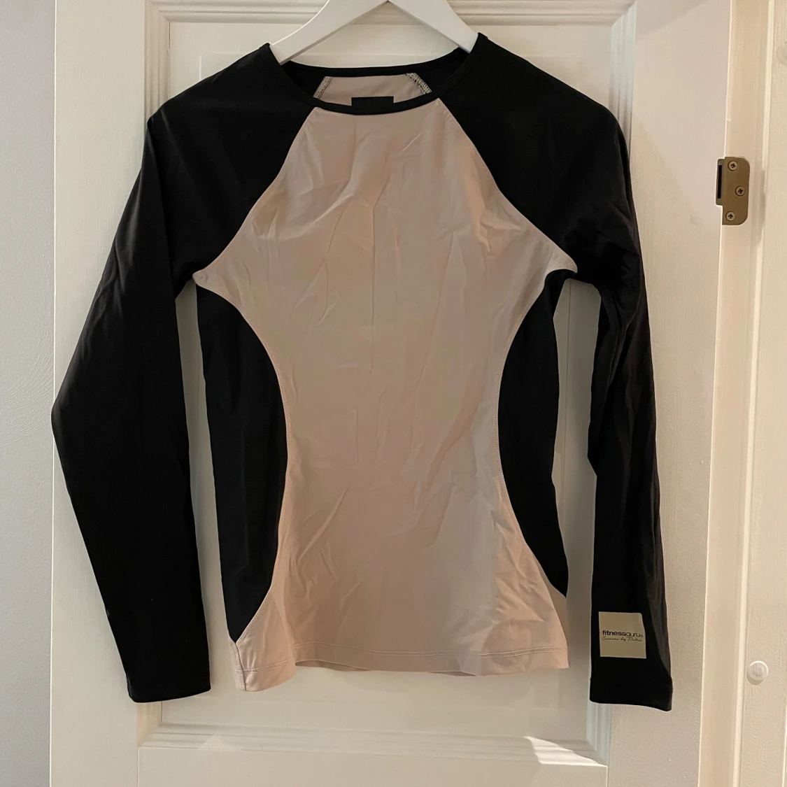 Beige och svart träningströja  - 1