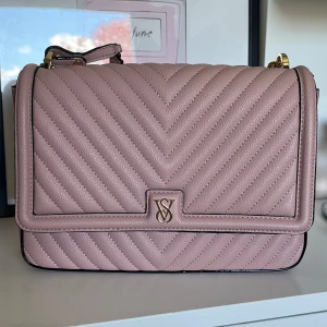 Rosa väska från Victoria's Secret - Säljer en super snygg rosa axelväska från Victoria's Secret. Har använt den bara några gånger💗
