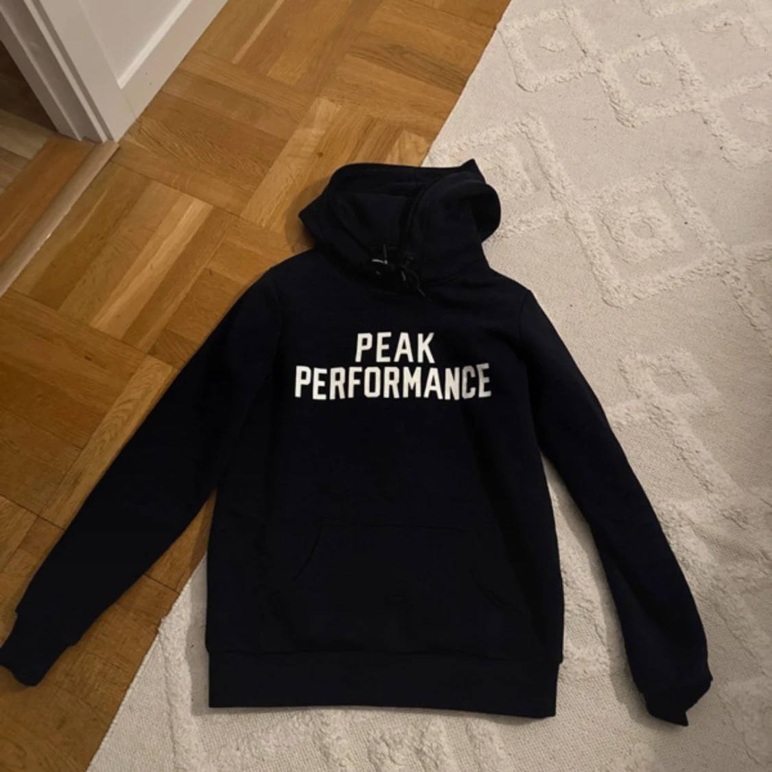 Svart hoodie från Peak Performance