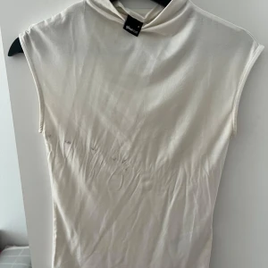 Soft touch Gina tricot  - Köptes för nån vecka sen, vet inte hur den blev smutsig lite men jag har bara använt den en gång. Om du är intresserad kan jag tvätta den och sedan skicka bild på den ifall u vill köpa. Köptes för 159kr. 