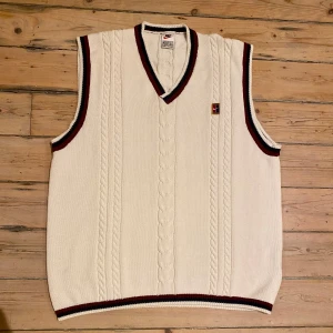 Nike vintage XL vest 90s Box Logo - Very good condition on this vintage vest. Old school from like 90s era with the court logo.  Condition good as in pictures 🙏🏼  Size XL, check dimensions:  Total length 74cm Shoulder width 46cm Width at waist 52cm  55% cotton / 45% Acrylic   Let me know if you have any questions 🙏🏼  #nike #court #vintage #golf #tennis #90 90s #XL #box #logo