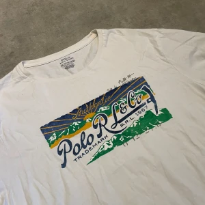 Ralph Lauren T-shirt - Sjukt snygg tisha från RL! Mycket gott skick. Storlek xxl på lappen men sitter som en large , se passform på ca 180 lång. Vid frågor kontakta, allt gott.