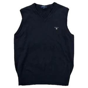 Gant pullover - En mörkblå Gant väst köpt i andra hand. Storlek L och väldigt bra skick. Knappt använd och inga tecken på användning. Hör av dig för mer information eller frågor💥