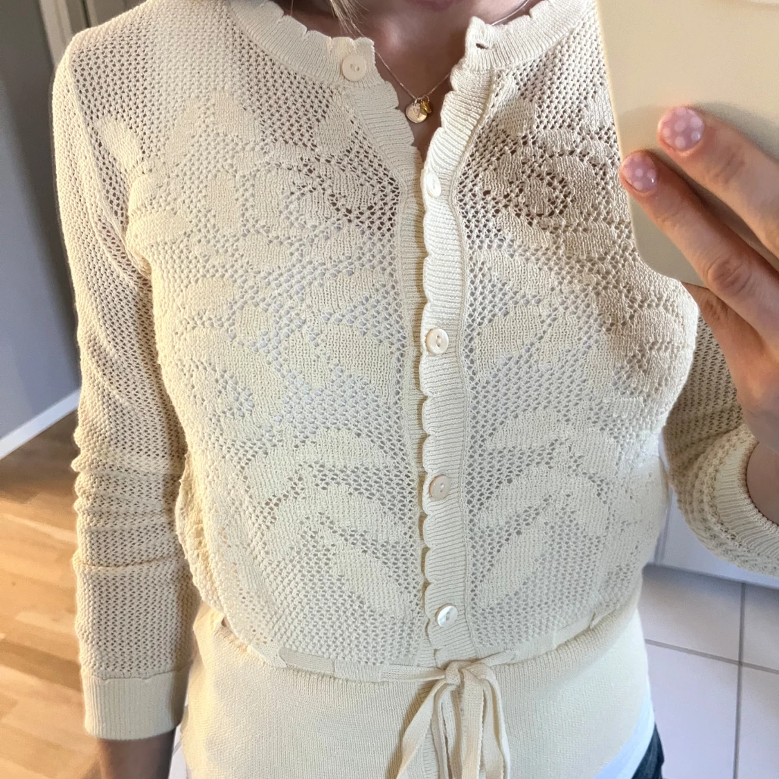 Krämvit spetskofta med knytband - 1