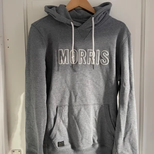 Morris hoodie - En riktigt trendig morris hoodie i fint skick • Är bara lite skrynklig efter tvätten men annars riktigt fint skick • Storlek M, passar M • Skriv vid minsta fråga eller fundering!