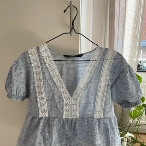 Gullig blus - Gullig blus från Zara som inte kommer till användning längre. Passar perfekt till sommaren💗