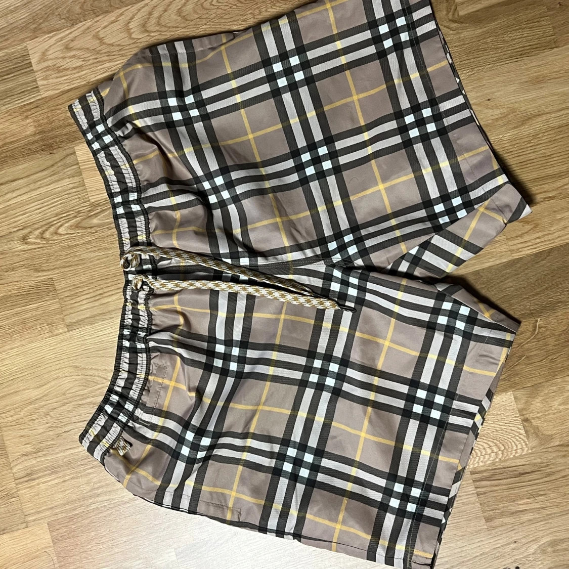 Rutigta shorts med snörning - 1